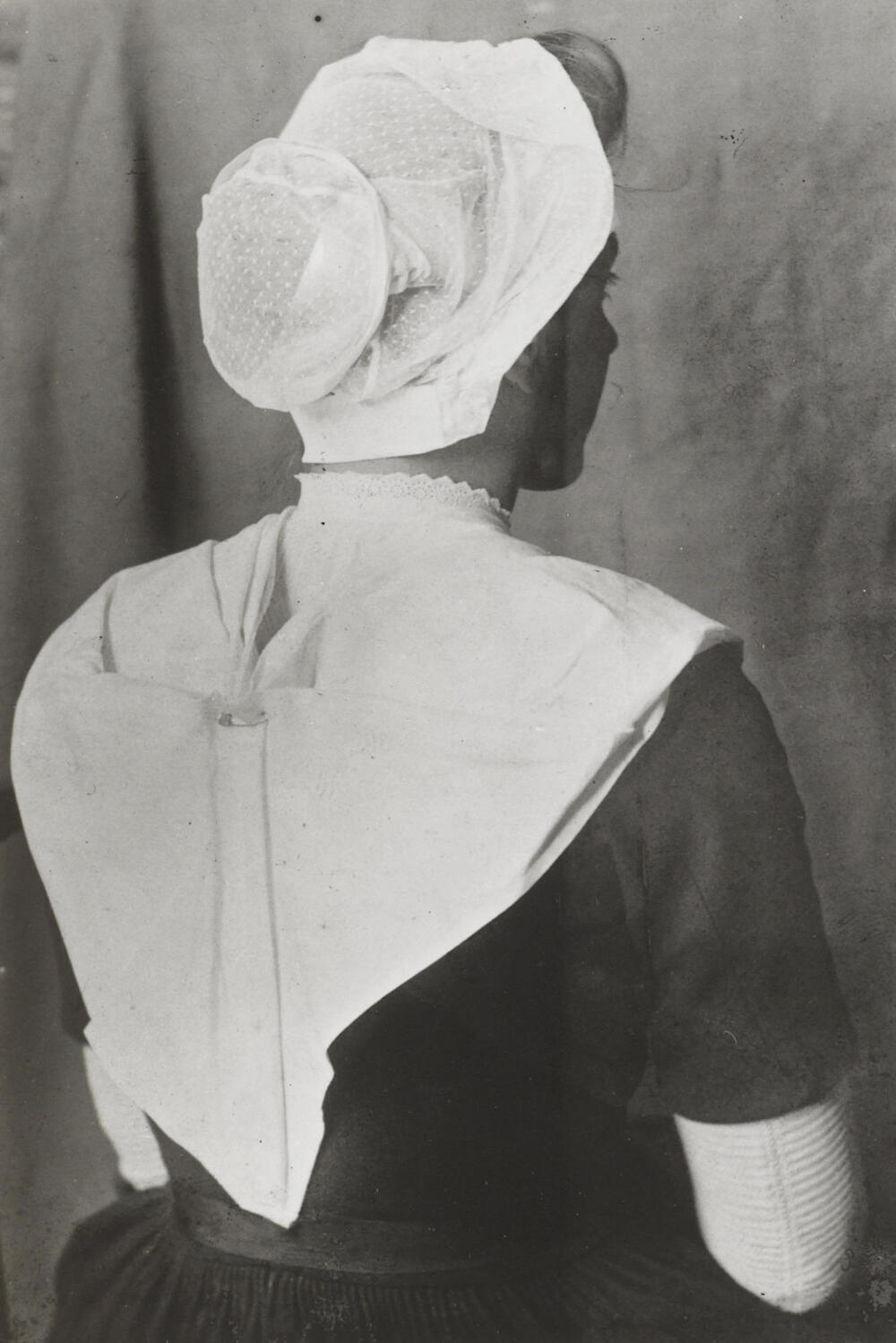 Weesmeisje uit het Burgerweeshuis in Amsterdam, 1910–1916