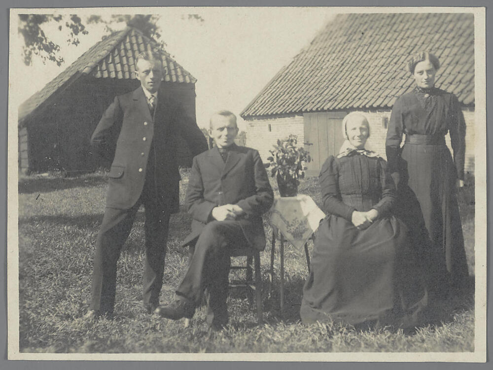 Mannen en vrouwen in Sallandse dracht, Dedemsvaart, 1918