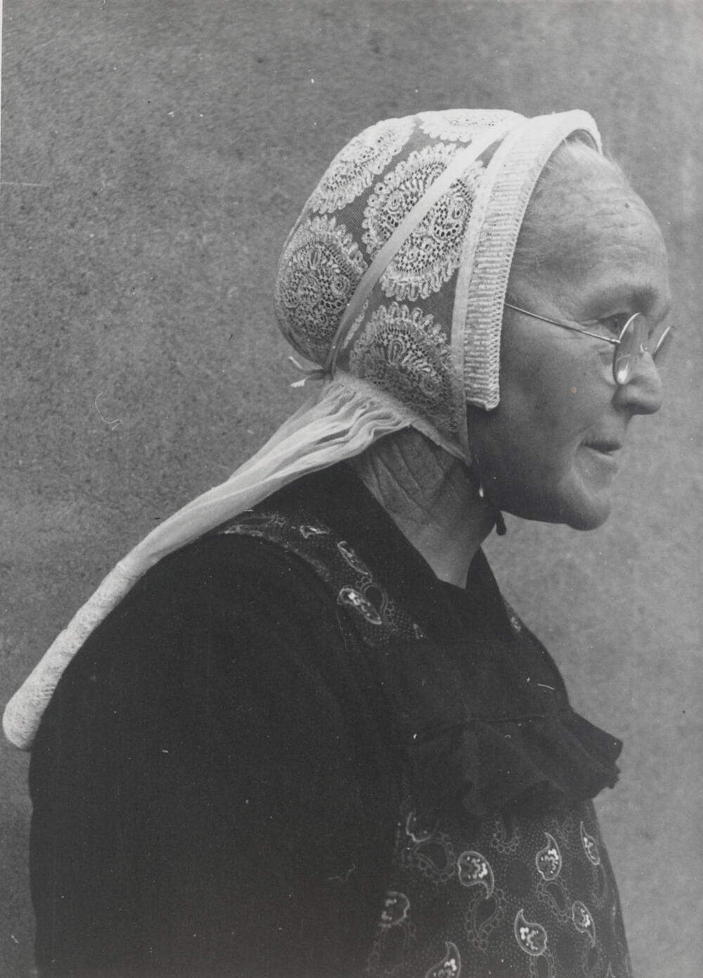 Weduwe Van der Scheer uit Veessen in Gelderse dracht, 1945