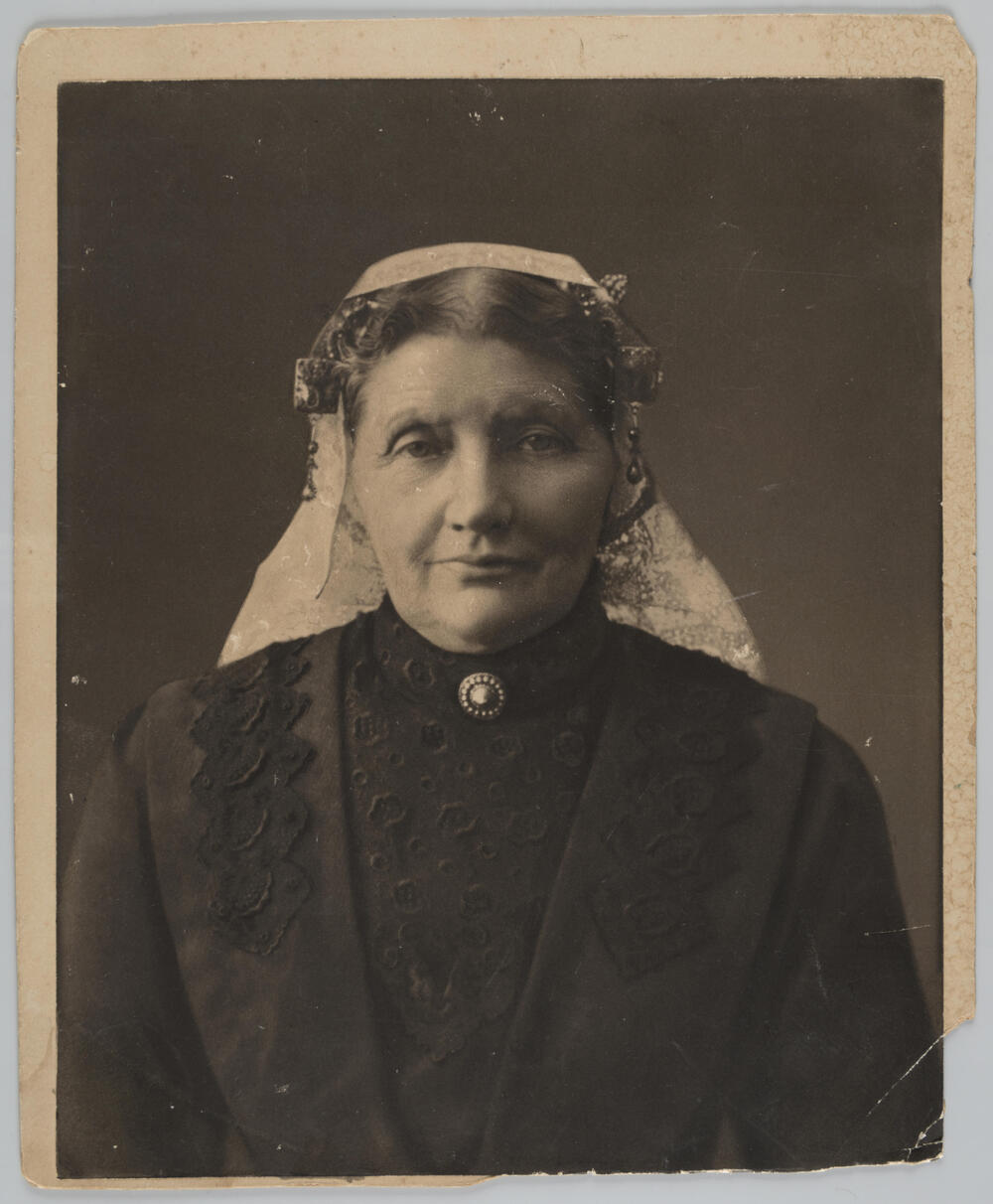 Vrouw in streekdracht uit Zandvoort, 1925–1940