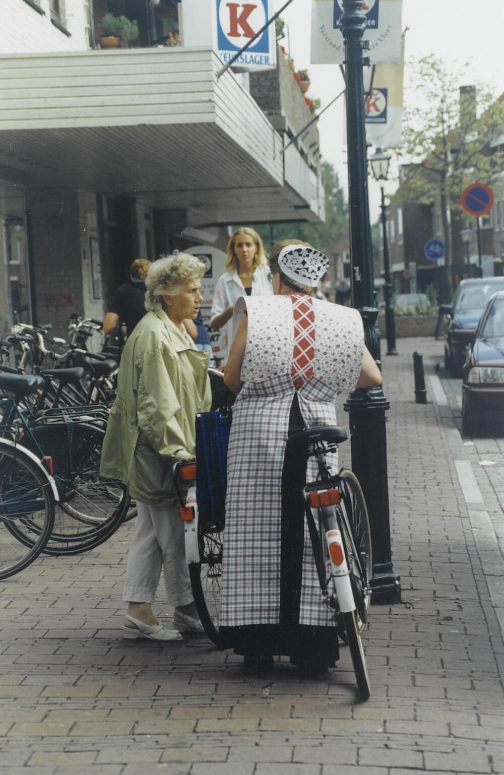 Vrouw in Spakenburgse dracht, 1999
