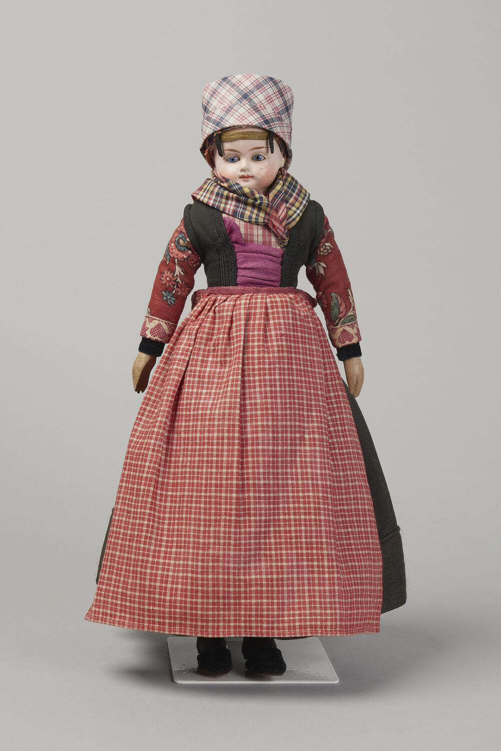 Pop gekleed als ongehuwde vrouw uit Hindeloopen, voor 1944