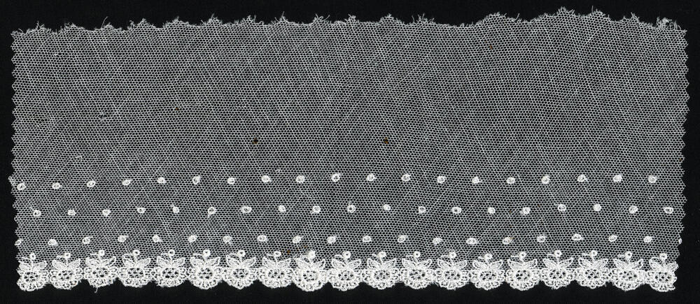 Fragment machinaal versierde tule