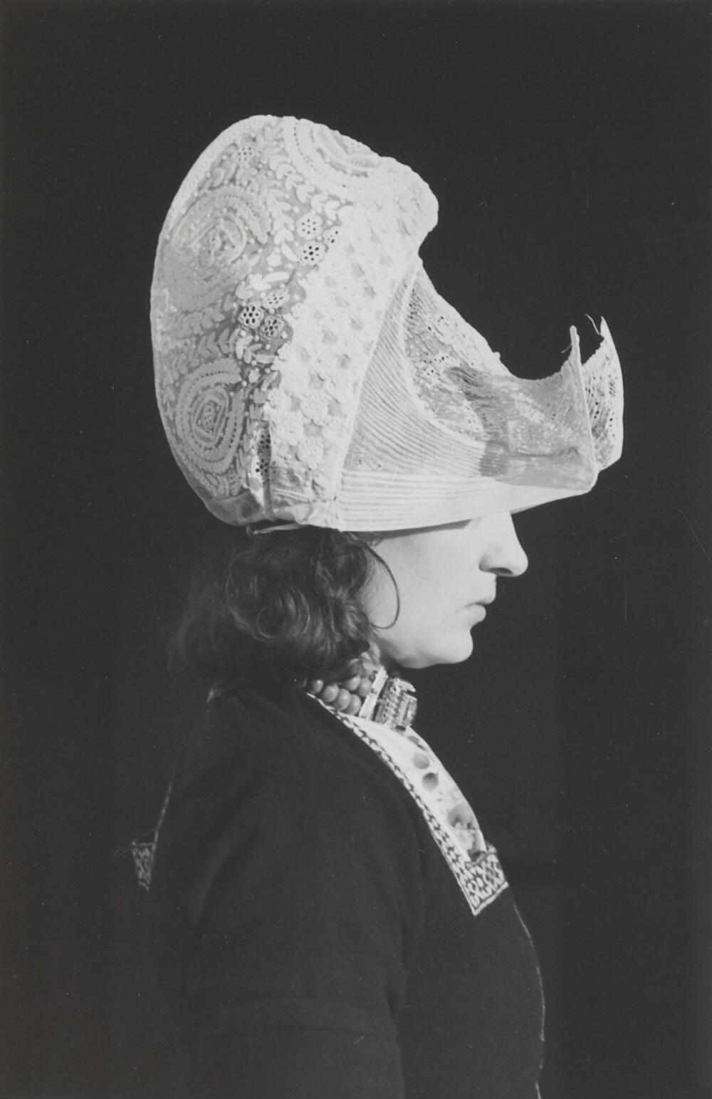 Vrouw in Volendammer streekdracht, 1946