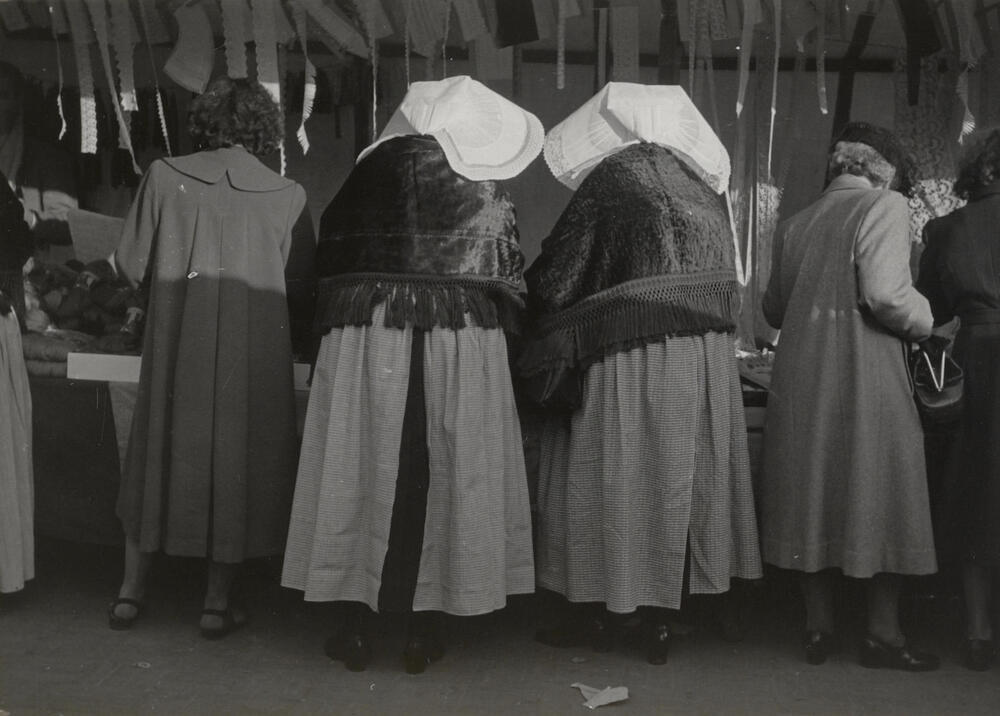Vrouwen in protestantse Zuid-Bevelandse dracht, Goes, 1950