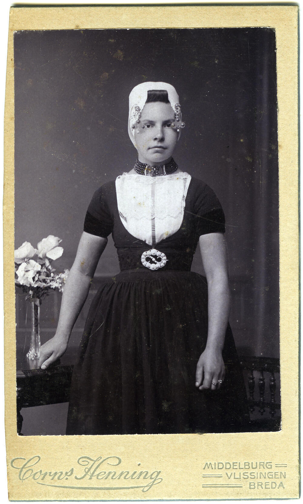 Vrouw in Walcherse dracht, 1904–1937