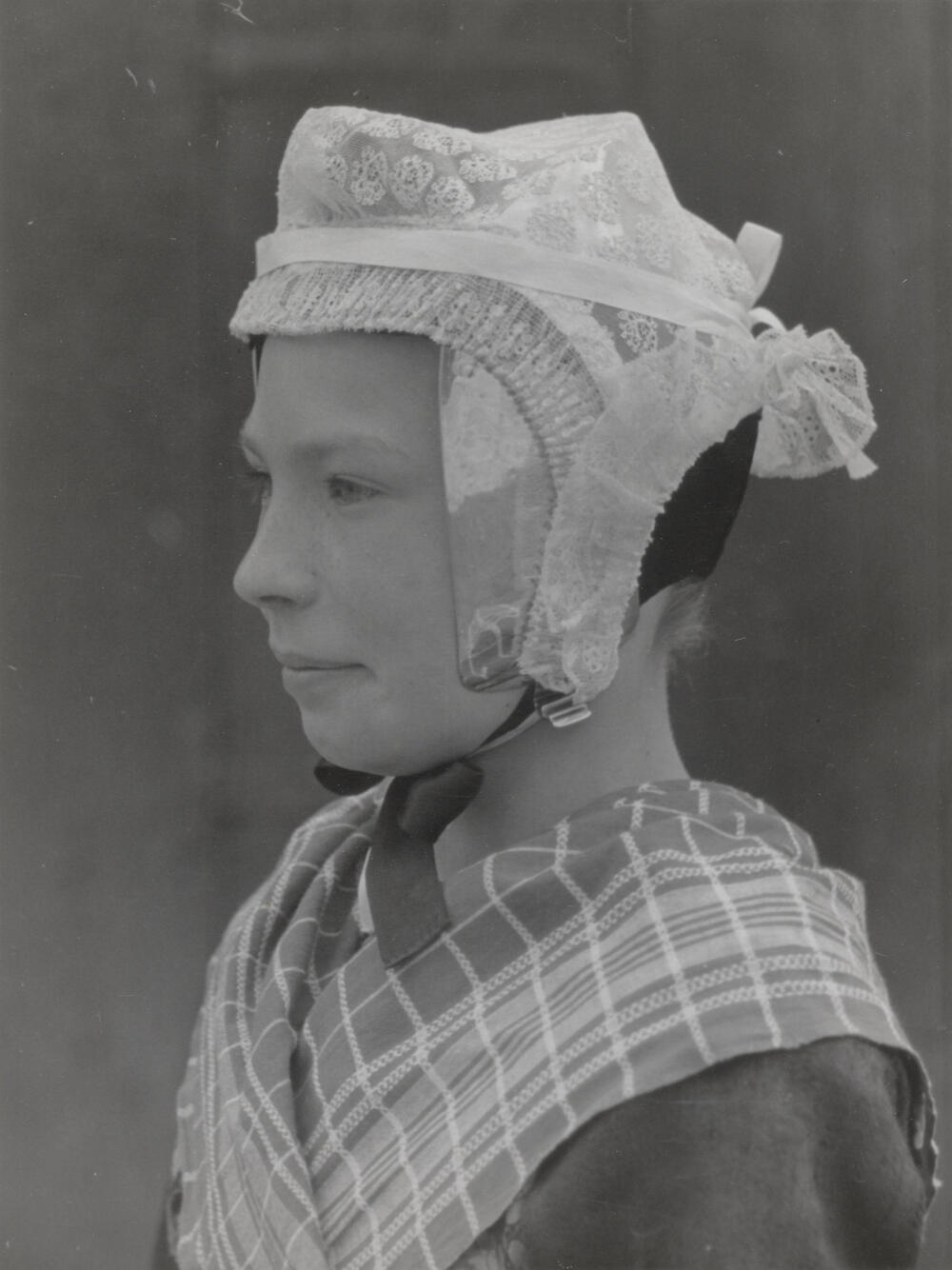 Hendrikje Hooikammer in kerkdracht, Rouveen, 1944