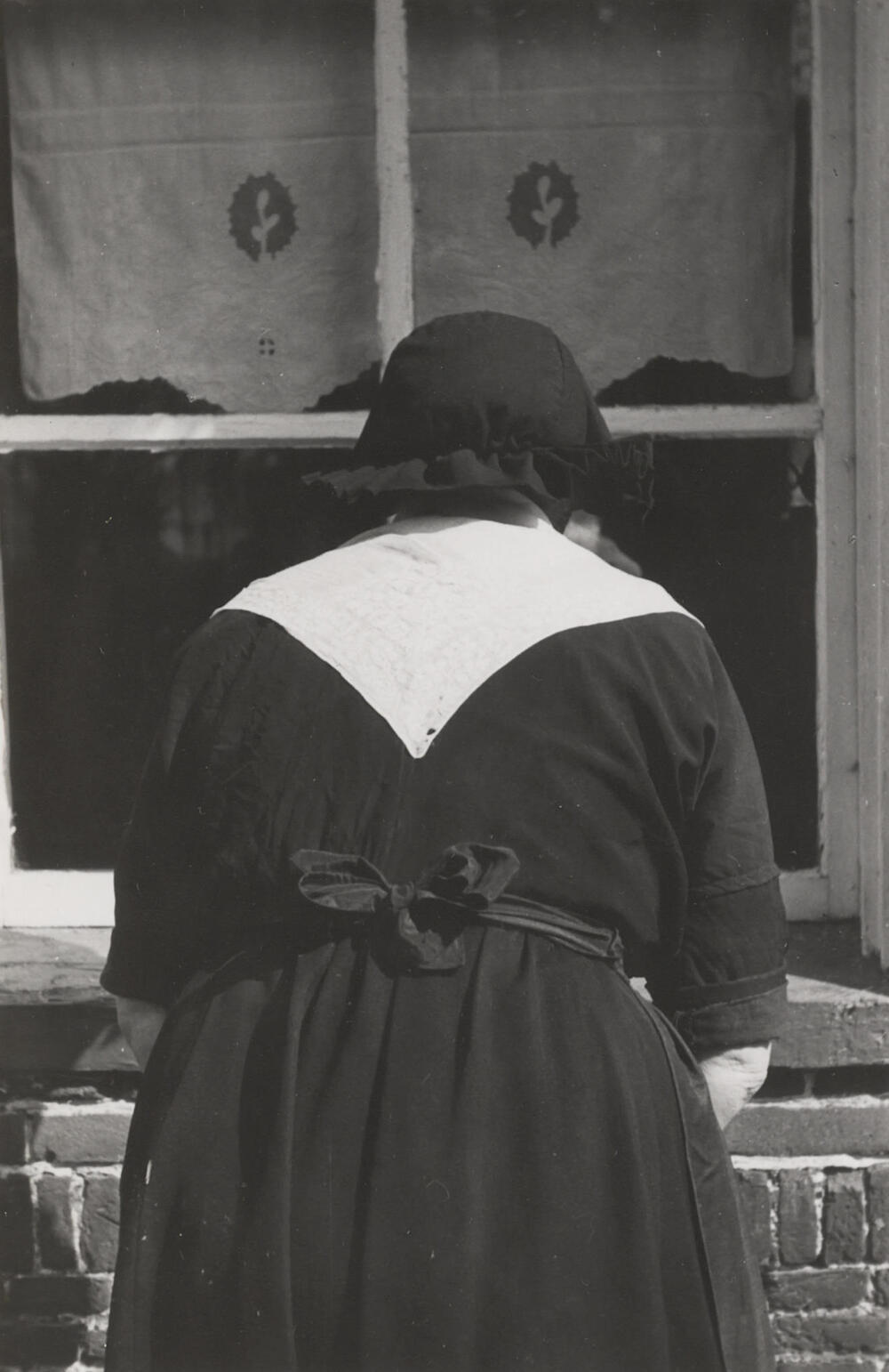 Vrouw met 'klapmuts', Oud Schoonebeek, 1946