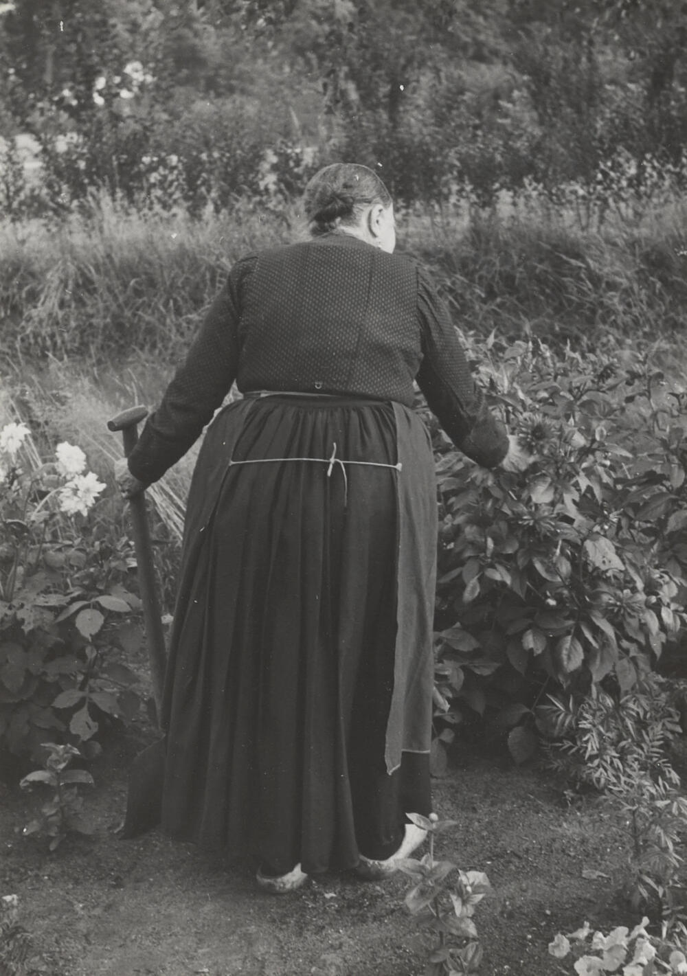 Weduwe Raven in streekdracht uit Blaricum, 1952