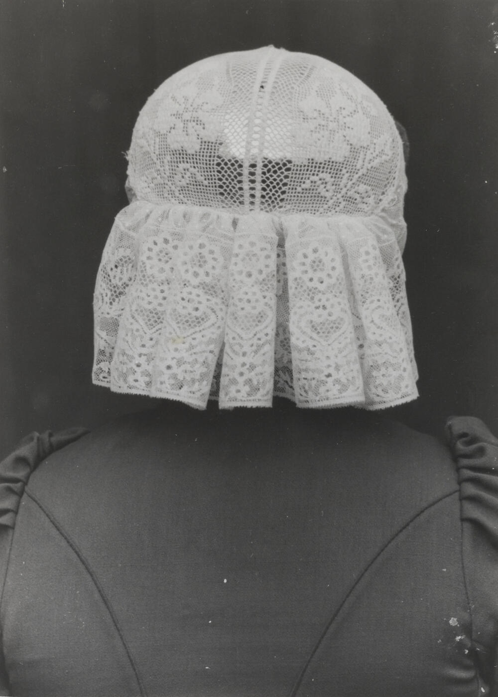 Mevrouw Wolbers uit Orvelte in Drentse dracht, 1944