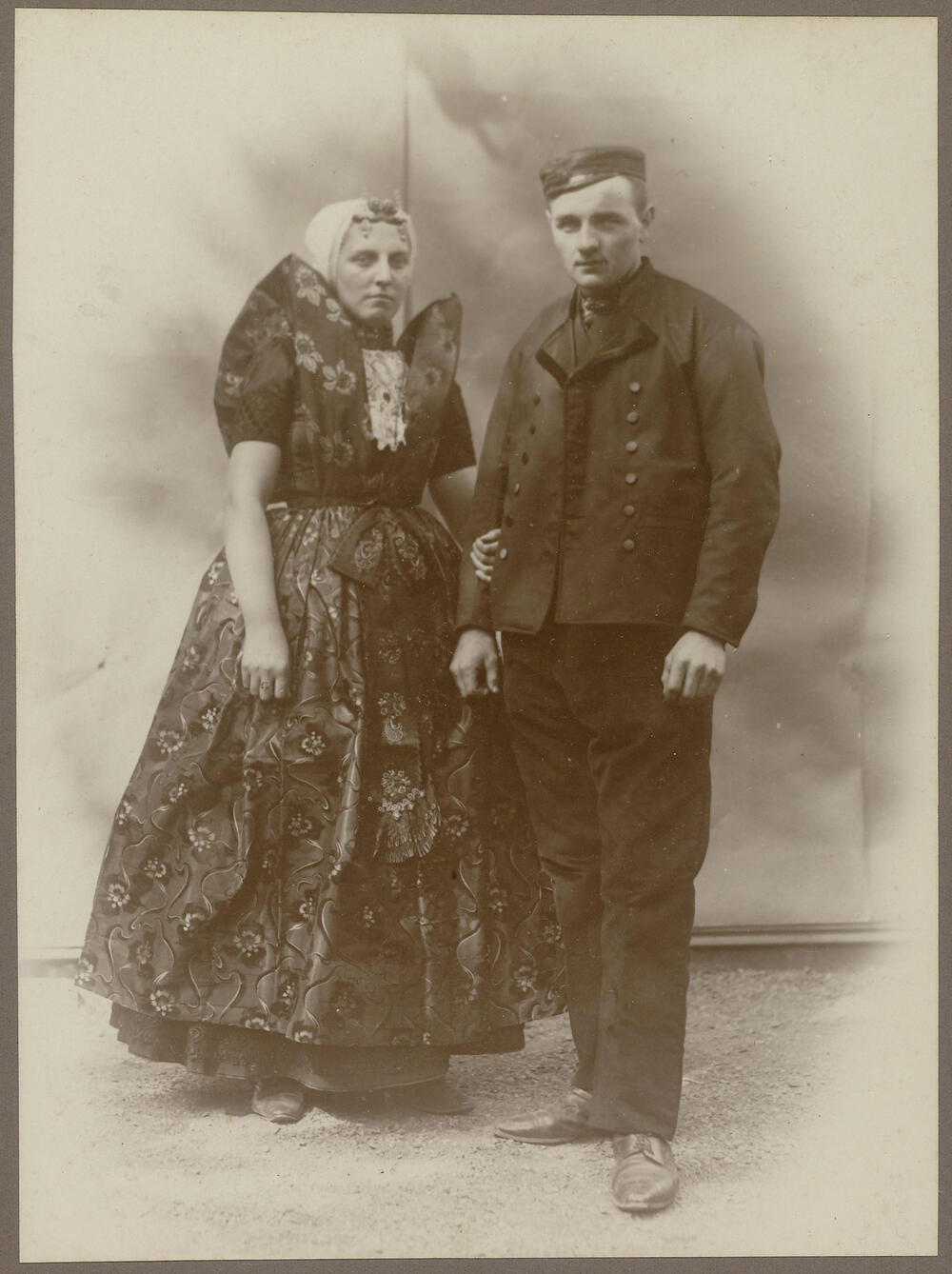 Vrouw en man in Axelse streekdracht, 1913