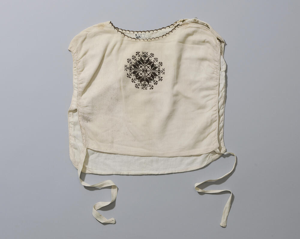 Witte kraplap met geborduurd 'artjen', Urk, 1900–1940