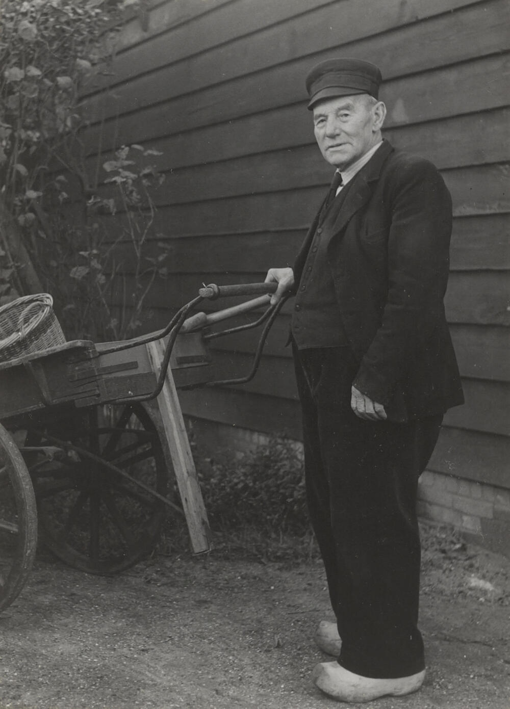 Jan Ruigrok in daagse dracht, Noordwijk Binnen, 1955