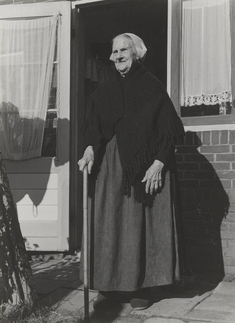 Neeltje Duindam-Hazenoot in daagse winterdracht, Noordwijk aan Zee, 1955