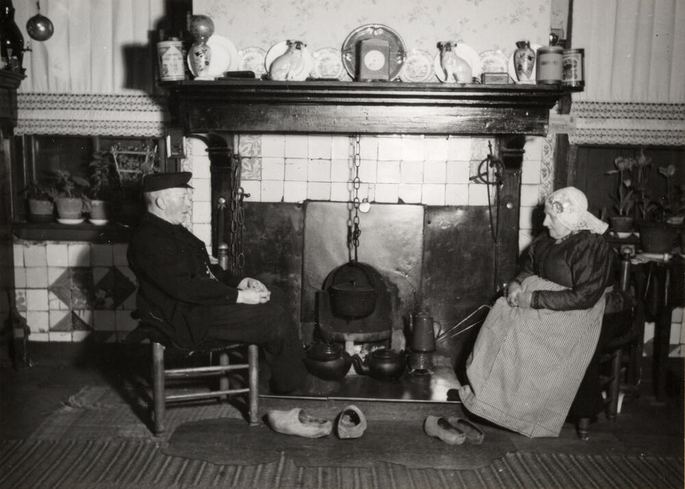 Echtpaar Schuring uit Hijken bij het open vuur, 1944