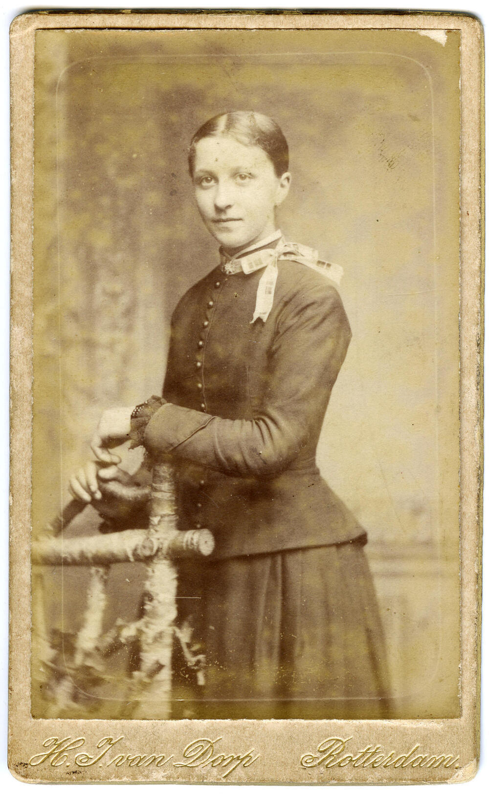Vrouw uit Willemstad in modedracht, 1880–1908
