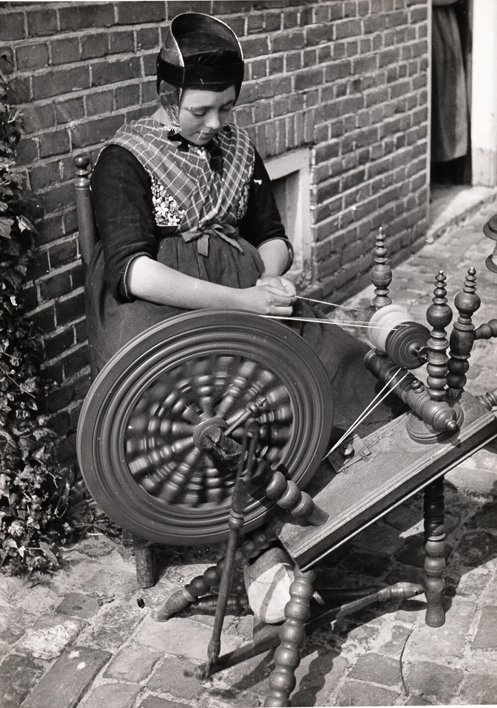 Spinnen van wol, Rouveen, 1944