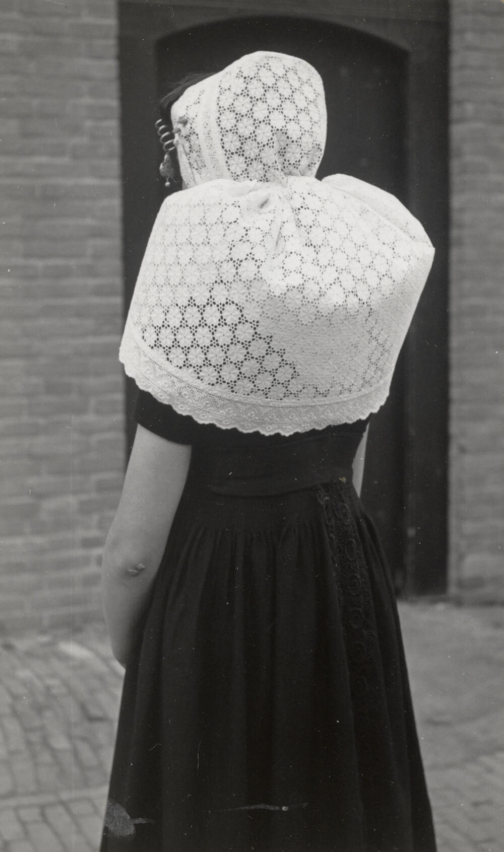 Kornelia Minderhoud uit Westkapelle in Walcherse dracht, 1950