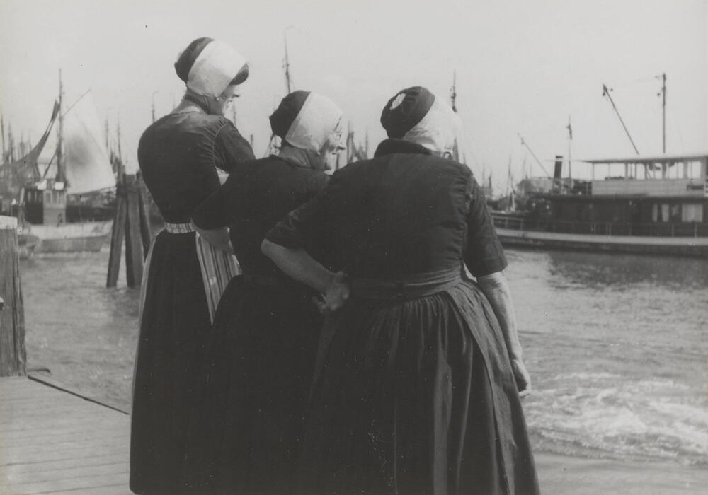 Drie vrouwen in Urker dracht, 1942
