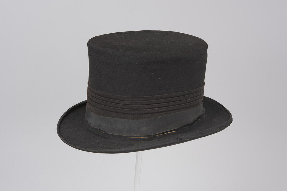 Hoge hoed van een aanzegger, Bunschoten, voor 1946