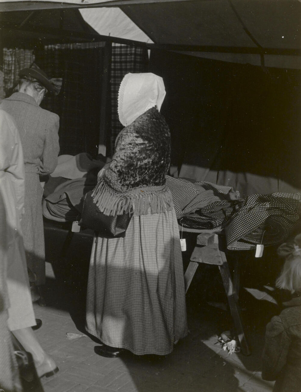 Vrouw in protestantse Zuid-Bevelandse dracht, Goes, 1950