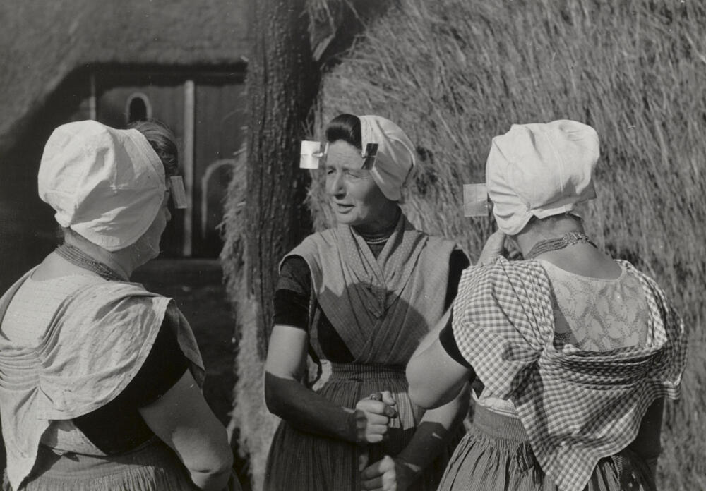 Vrouwen in protestantse Zuid-Bevelandse dracht, Heinkenszand, 1950