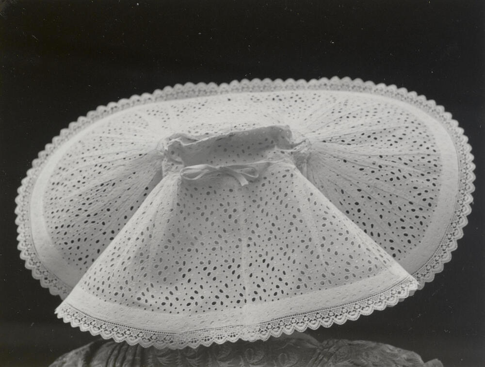 Johanna Martina Polderdijk-Brasser in Nieuwlandse dracht, 1950