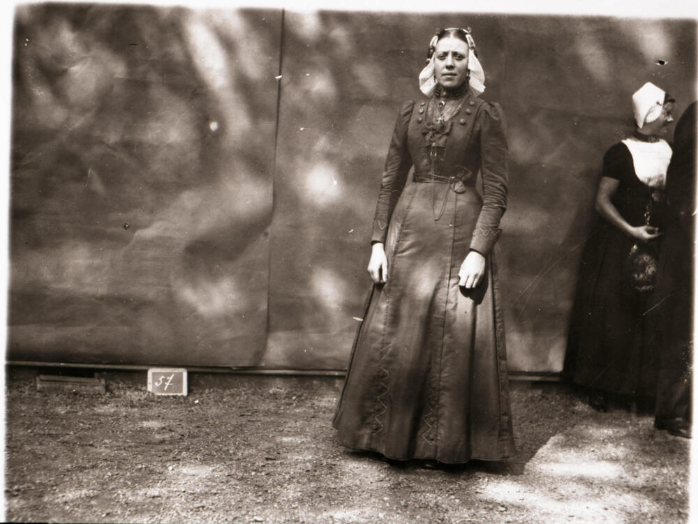 Vrouw in streekdracht uit Blaricum, 1913