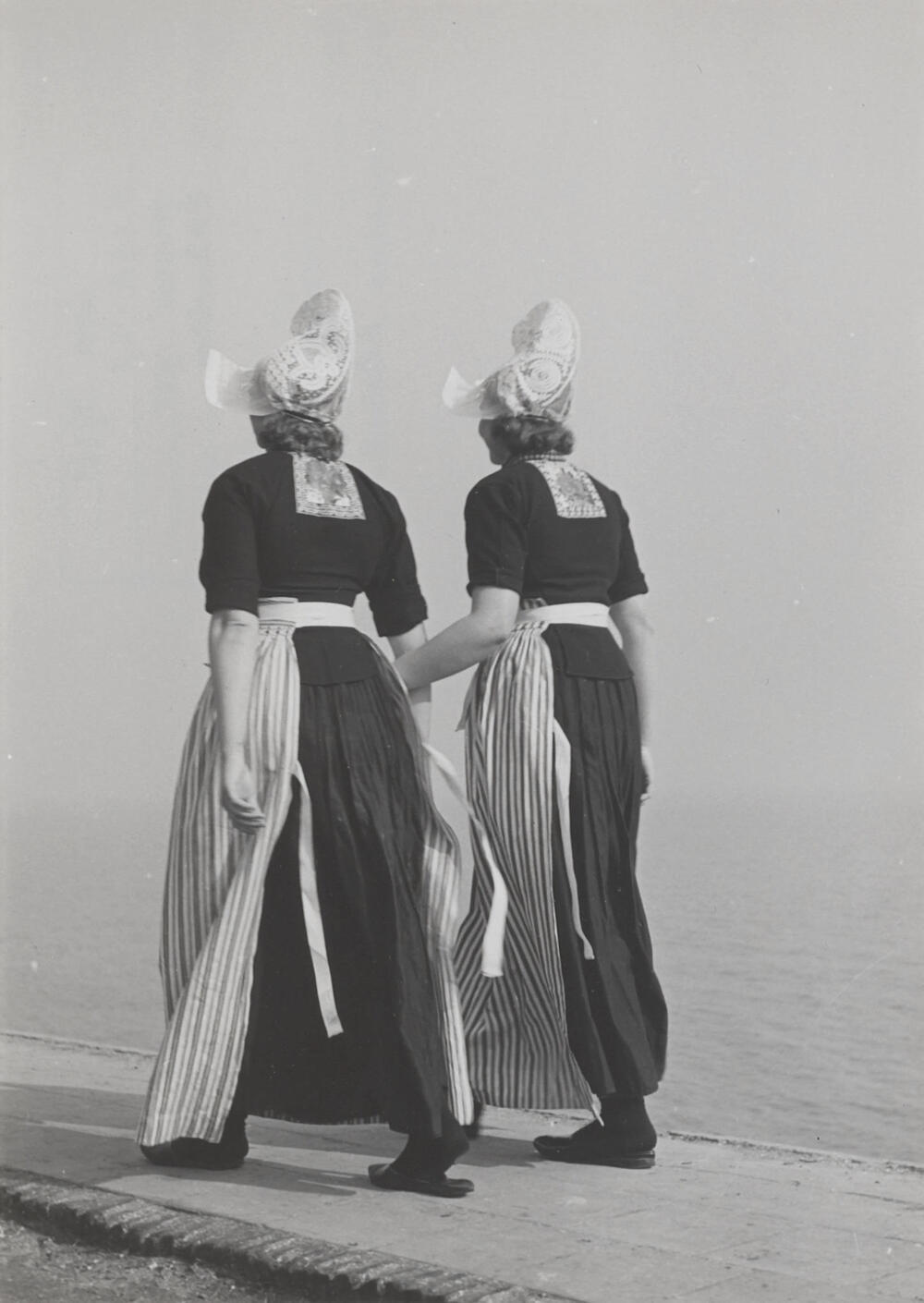 Meisjes in Volendammer dracht, 1951