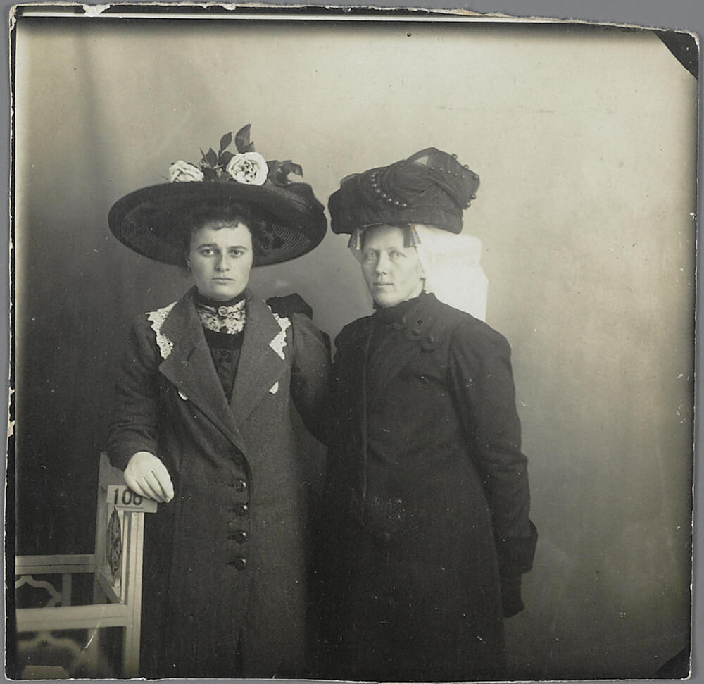 Mevrouw Maasdam en Elizabeth Vos-Slooter, Blaak, circa 1910