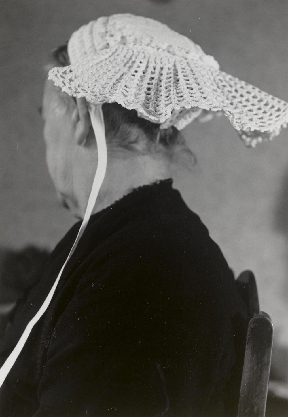Weduwe Van Dijk uit Oud-Vossemeer in Thoolse dracht, 1955