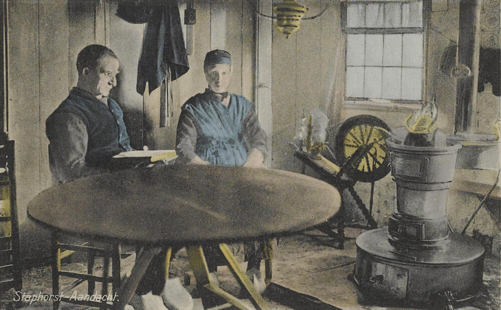 Man en vrouw in interieur, Staphorst, 1910–1935