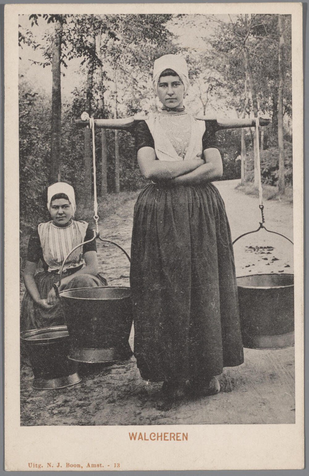 Twee vrouwen in Walcherse streekdracht, 1886–1905