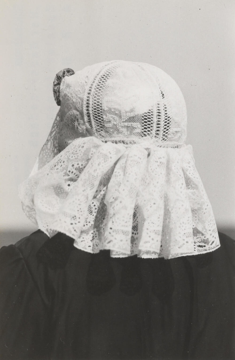 Vrouw verkleed in Drentse streekdracht, Oud Schoonebeek, 1946