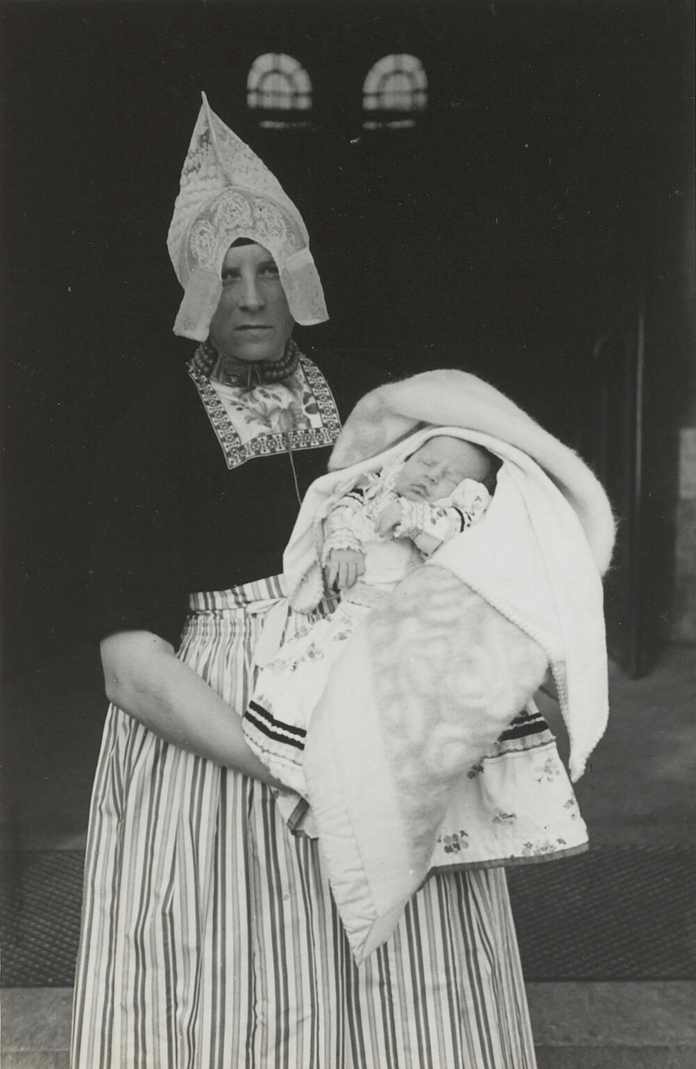 Vrouw met dopeling in Volendammer dracht, 1946