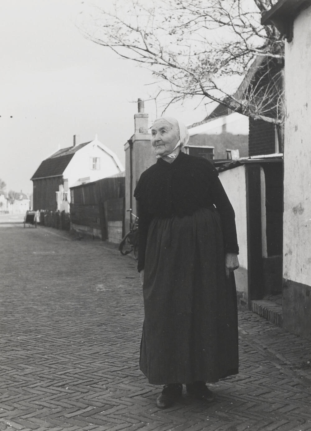 Dirkje van der Wiel-Hazenoot in daagse dracht, Noordwijk aan Zee, 1955