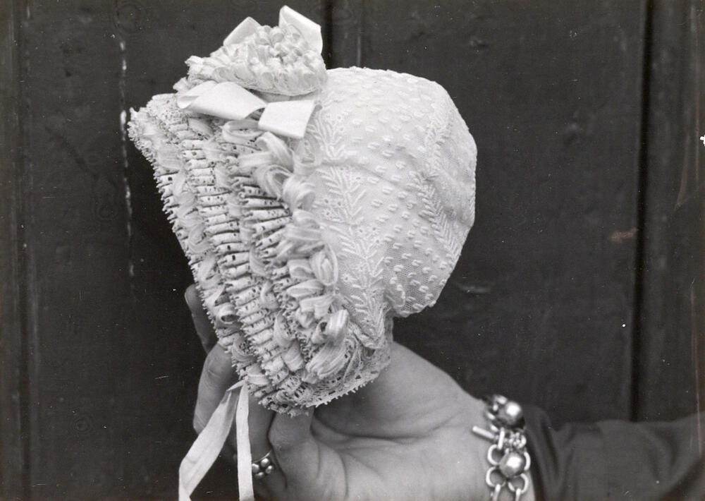Doopmutsje uit Laren, 1952