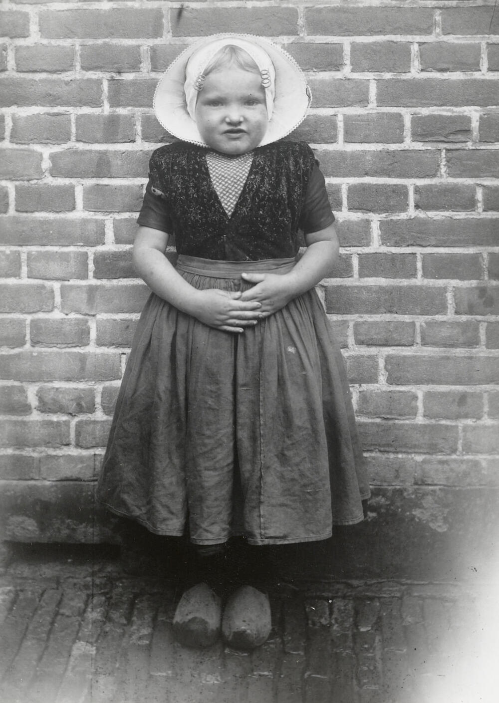 Meisje in Arnemuider streekdracht, 1913–1916