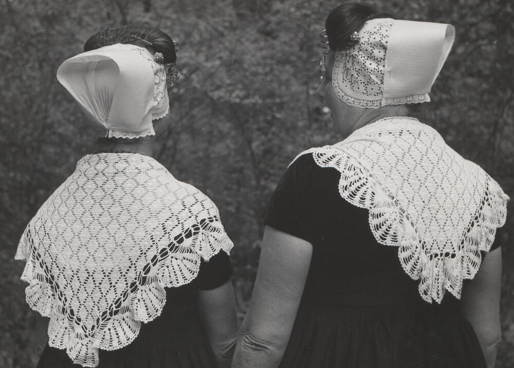 Walcherse plattelandsvrouwen in het Nederlands Openluchtmuseum, 1955