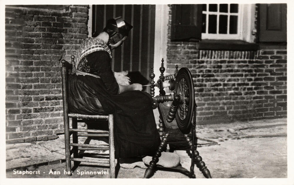 Lijsje Hoeve in Staphorster dracht achter het spinnewiel, circa 1935