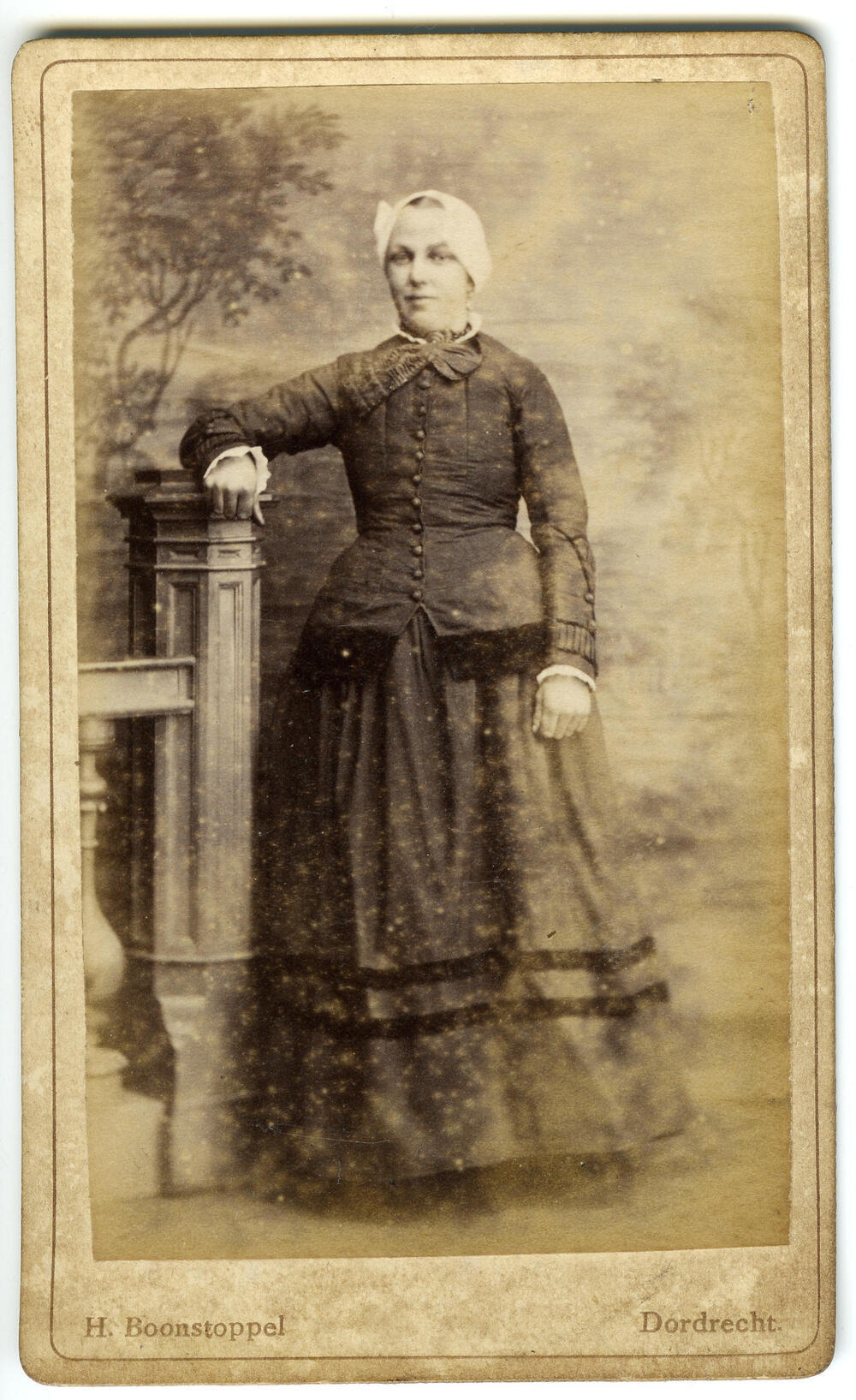 Vrouw in streekdracht, omgeving Dordrecht, 1890–1901