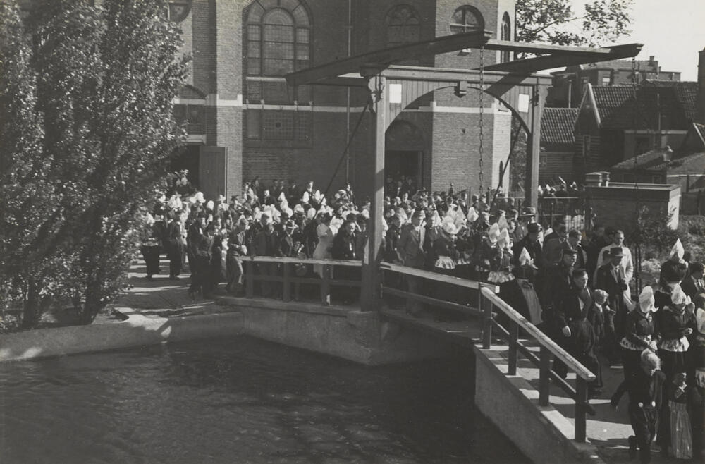 Uitgaan van de kerk, Volendam, 1946