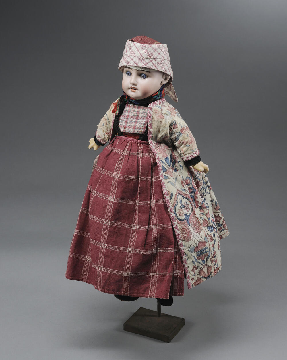 Pop gekleed als vrouw uit Hindeloopen in de wentke, voor 1934