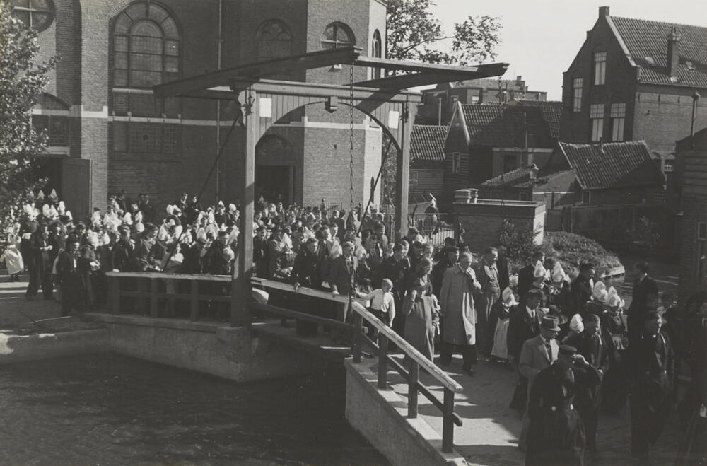 Uitgaan van de kerk, Volendam, 1946