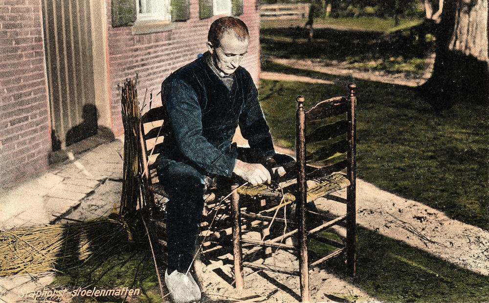 Jan Hoeve aan het stoelenmatten, Staphorst, 1910–1935
