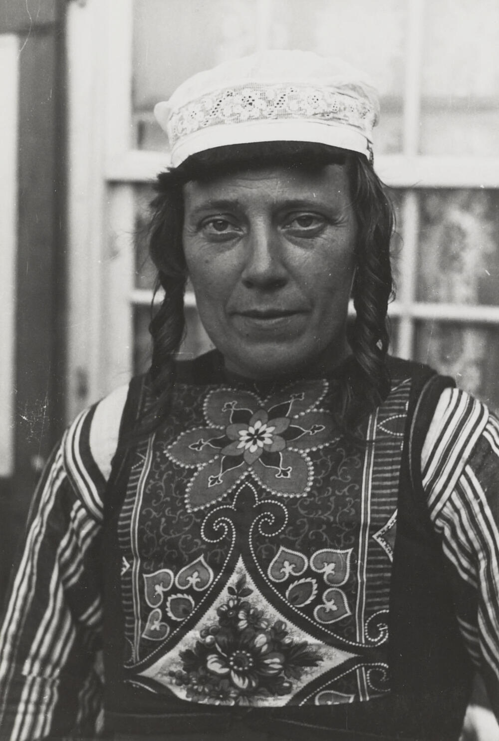 Pietertje Zondervan in Marker dracht, 1943
