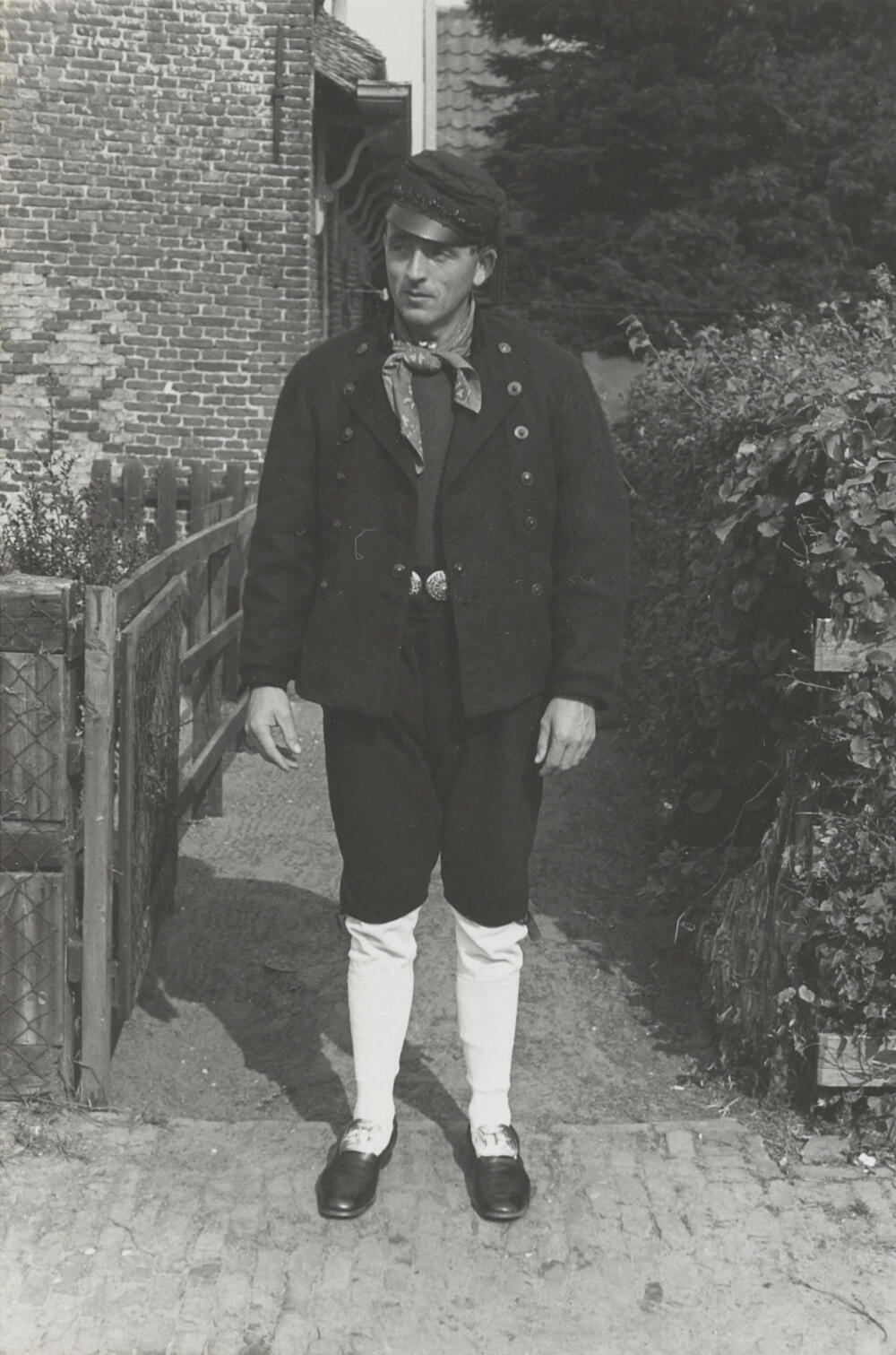 Man verkleed in streekdracht, Huizen, 1945
