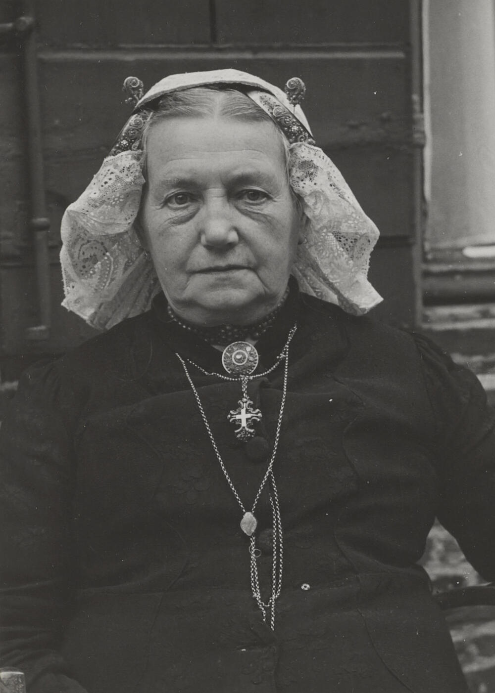 Mevrouw Roest in streekdracht uit Laren, juli 1952