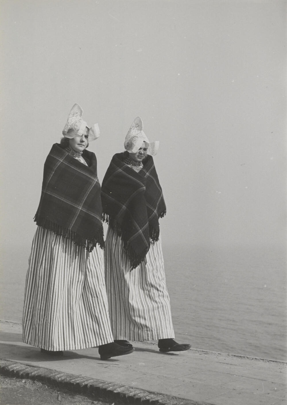 Meisjes in Volendammer dracht, 1951