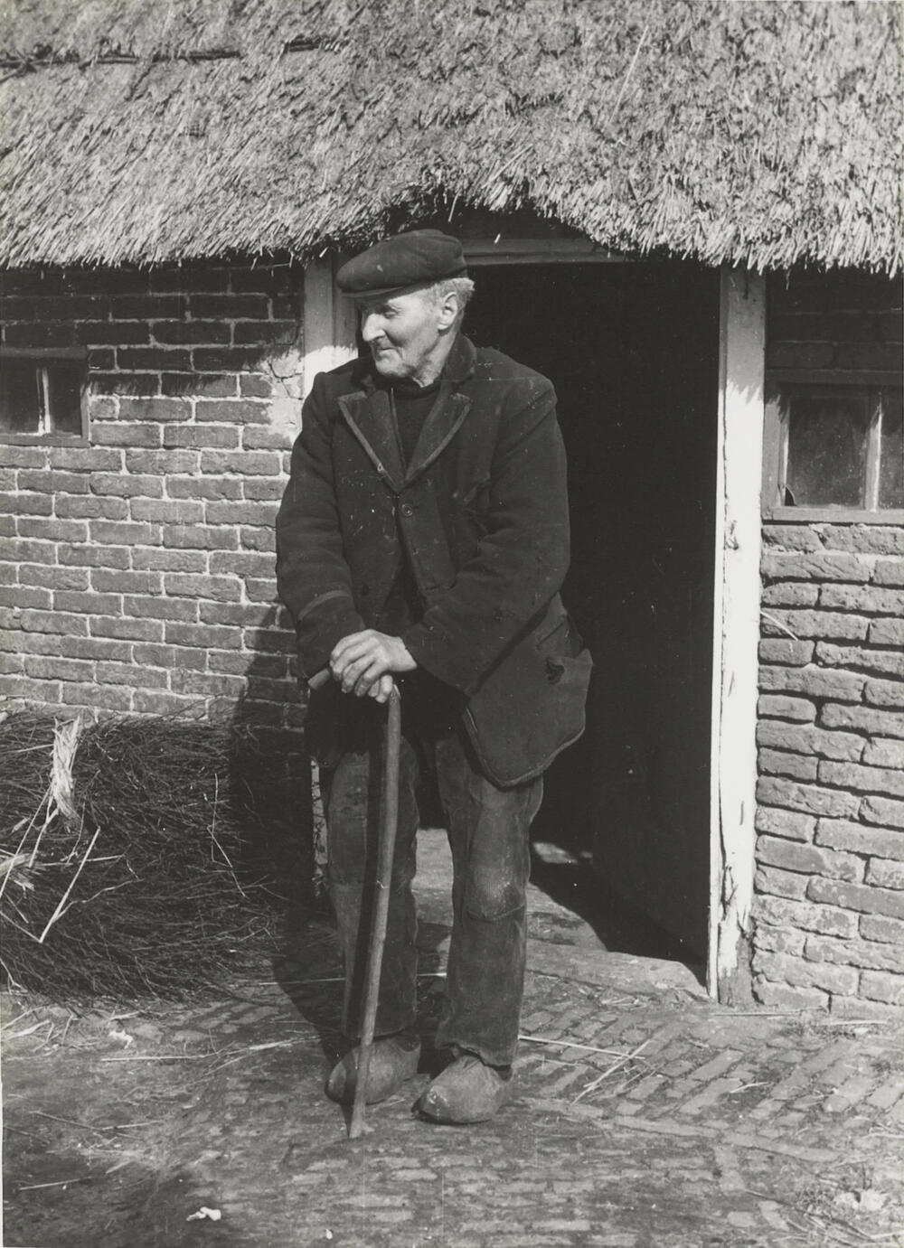Boer uit Orvelte in zijn werkpak, 1944
